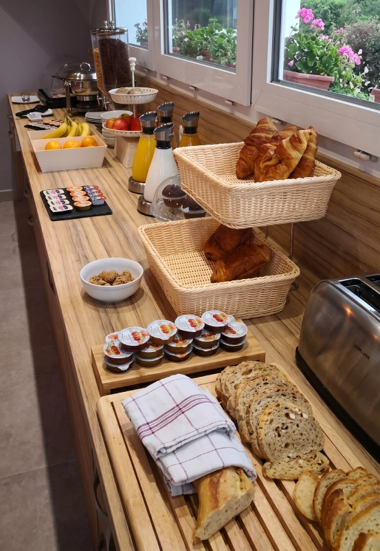 Sélection de petit-déjeuner avec viennoiseries et café