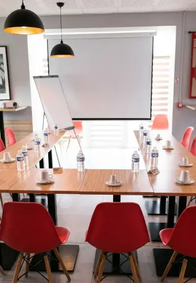 Salle de réunion entièrement équipée